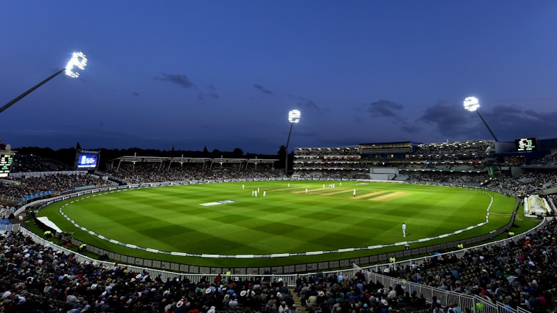 摊开的笔记本上写满战术笔记，旁边放着咖啡和2026世界杯标志，象征城市巡礼规划